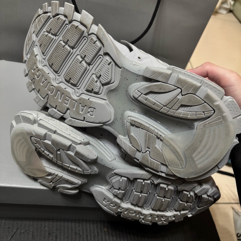 三井outlet購入 近全新 少量灰色寬balenciaga 巴黎世家track 運動鞋-2