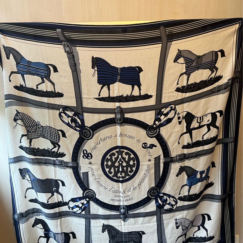【年終限時贈絲巾環】 經典保值Hermès 愛馬仕 Couvertures et Tenues de Jour 140cm 絲羊絨披肩 (海軍藍/灰白)-0