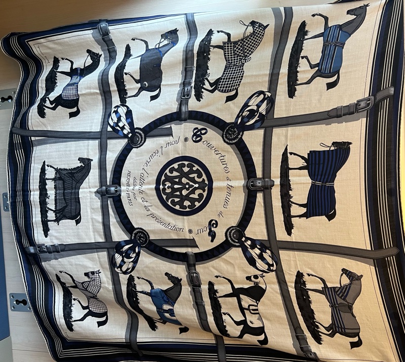 【年終限時贈絲巾環】 經典保值Hermès 愛馬仕 Couvertures et Tenues de Jour 140cm 絲羊絨披肩 (海軍藍/灰白)-1