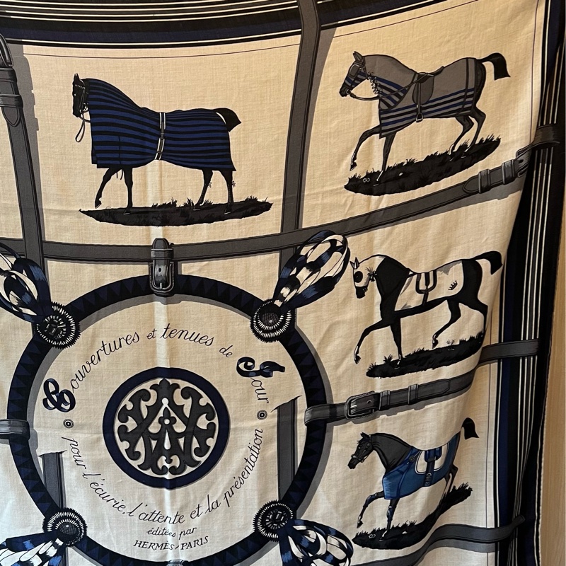 【年終限時贈絲巾環】 經典保值Hermès 愛馬仕 Couvertures et Tenues de Jour 140cm 絲羊絨披肩 (海軍藍/灰白)-2