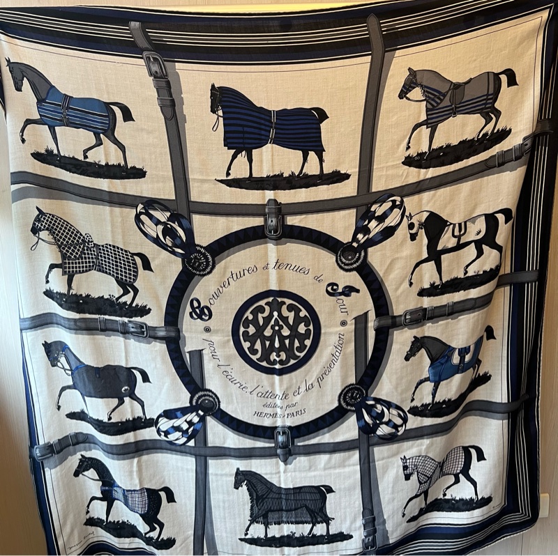 【年終限時贈絲巾環】 經典保值Hermès 愛馬仕 Couvertures et Tenues de Jour 140cm 絲羊絨披肩 (海軍藍/灰白)-7