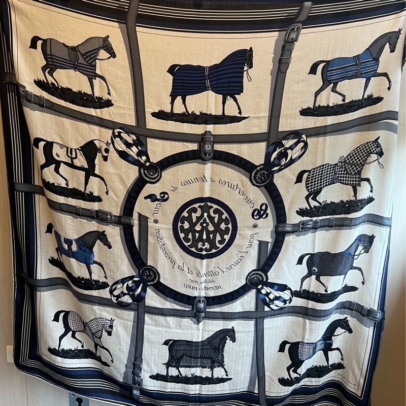 【年終限時贈絲巾環】 經典保值Hermès 愛馬仕 Couvertures et Tenues de Jour 140cm 絲羊絨披肩 (海軍藍/灰白)-8