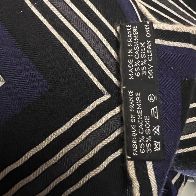 【年終限時贈絲巾環】 經典保值Hermès 愛馬仕 Couvertures et Tenues de Jour 140cm 絲羊絨披肩 (海軍藍/灰白)-11