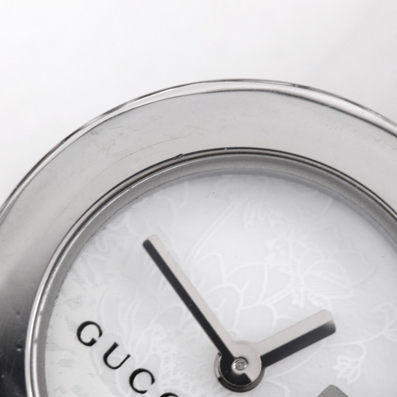 Gucci G 吊墜手鍊腕錶，107 不鏽鋼錶殼，石英機芯，指針式顯示，白色貝殼錶盤，女款-4