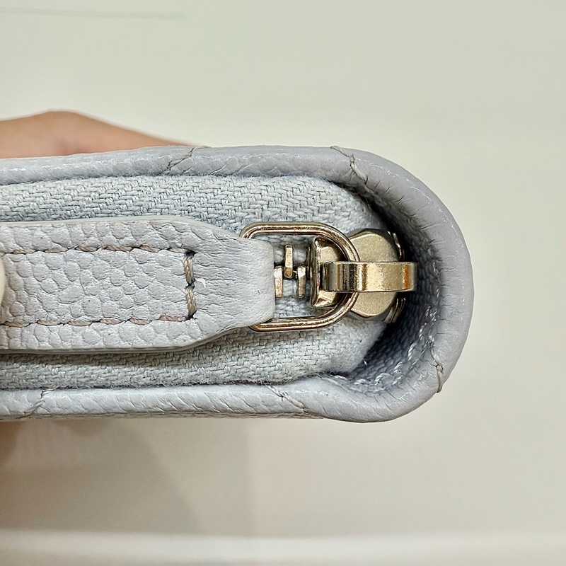 CHANEL-淺灰色銀釦零錢卡包-9