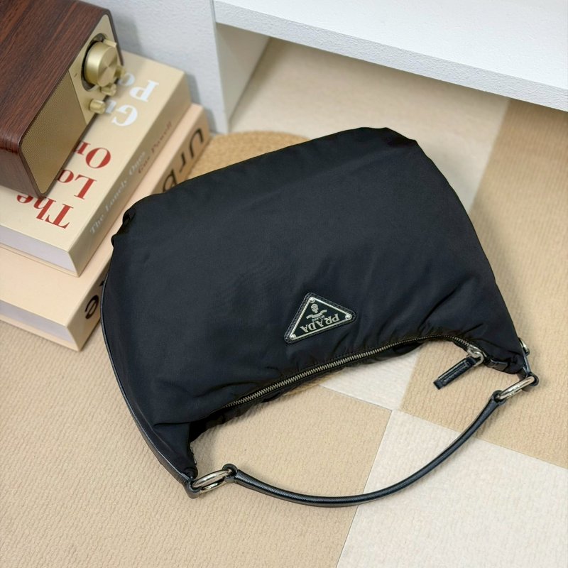 (稀有款✨)🏷Prada．hobo 碗豆包 小款-1