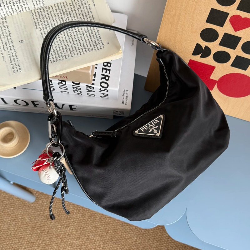 (稀有款✨)🏷Prada．hobo 碗豆包 小款-16