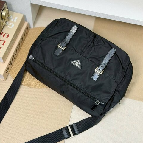 🏷Prada．尼龍郵差包