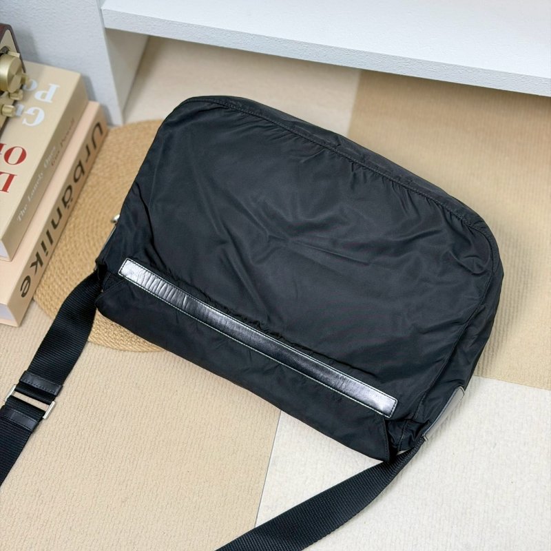 🏷Prada．尼龍郵差包-1