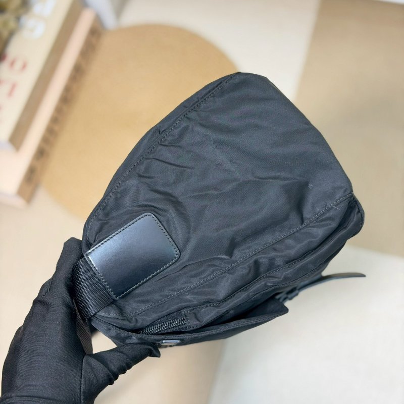 🏷Prada．尼龍郵差包-2