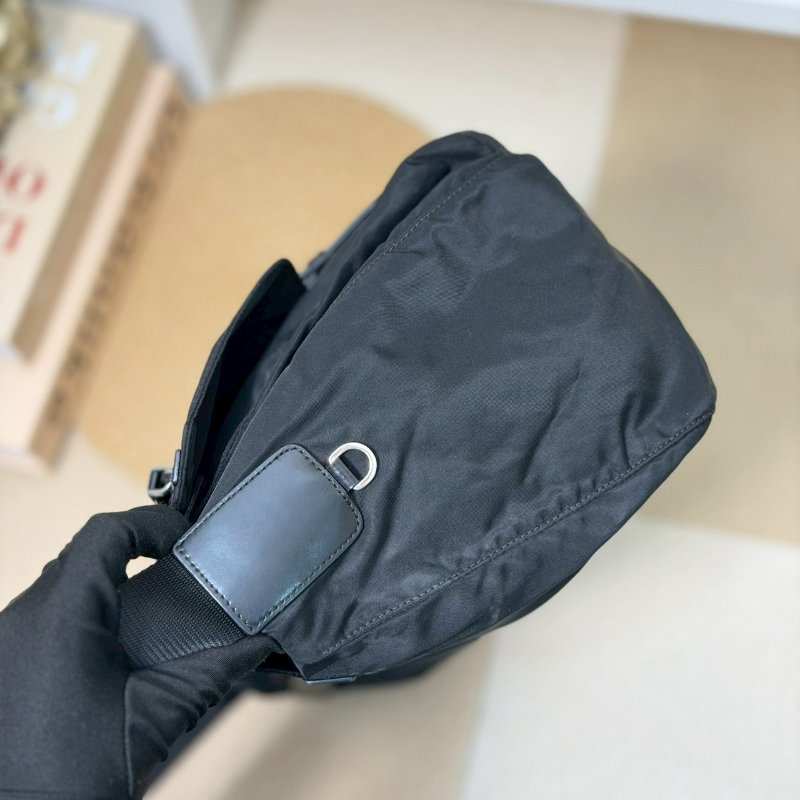 🏷Prada．尼龍郵差包-3