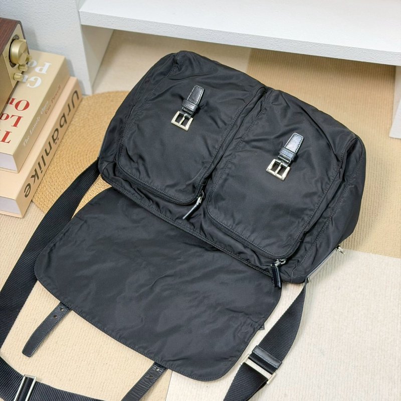 🏷Prada．尼龍郵差包-12