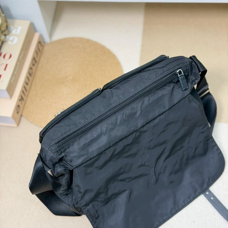 🏷Prada．尼龍郵差包-13