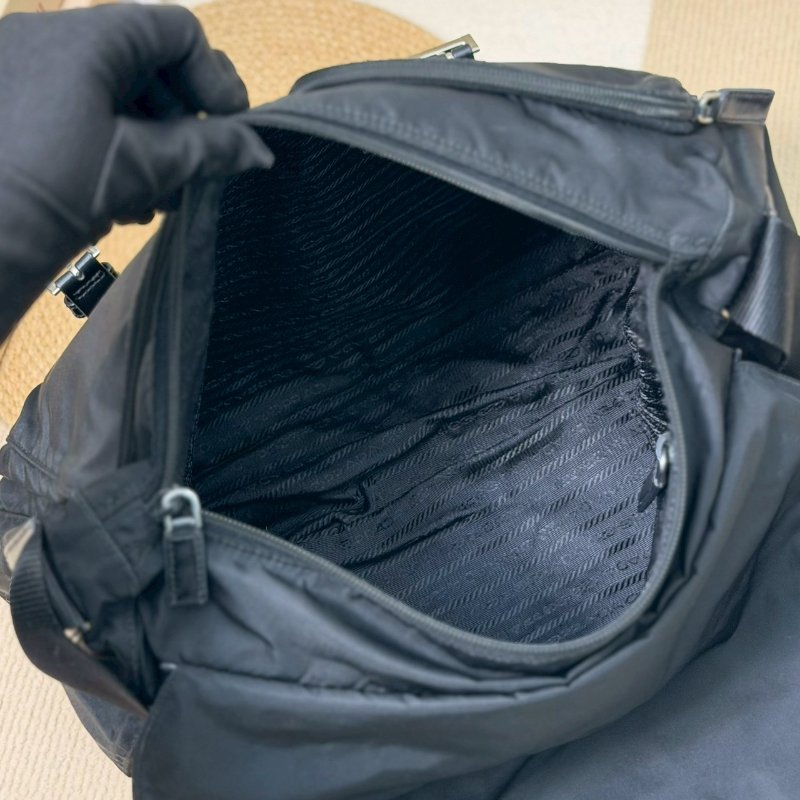 🏷Prada．尼龍郵差包-16