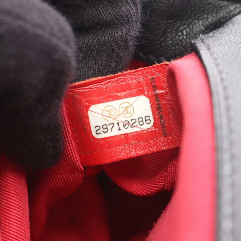 香奈兒 (CHANEL) 人字紋 V 形縫線頂部手柄雙鏈肩背包，黑色皮革，金色五金-4