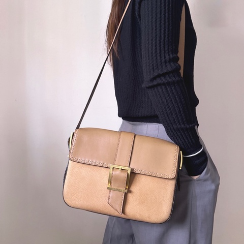 Celine 真皮斜背包 奶茶色 金扣