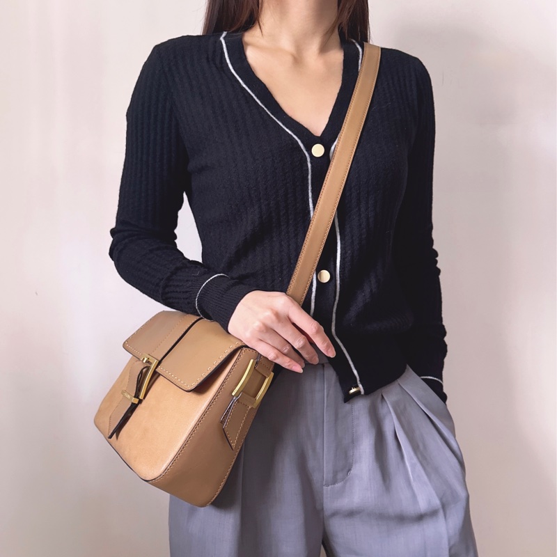 Celine 真皮斜背包 奶茶色 金扣-1