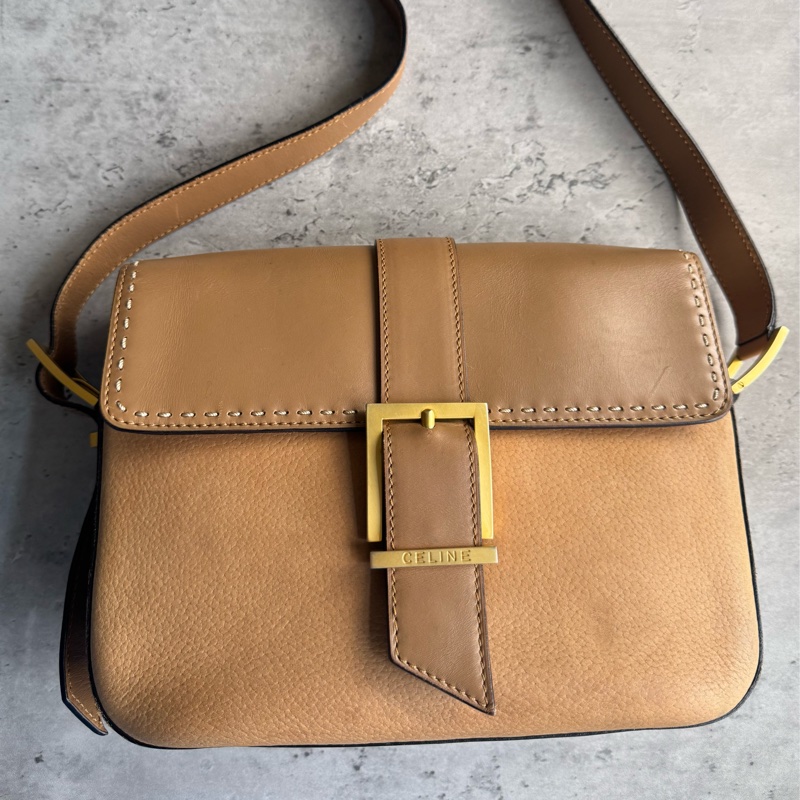Celine 真皮斜背包 奶茶色 金扣-2