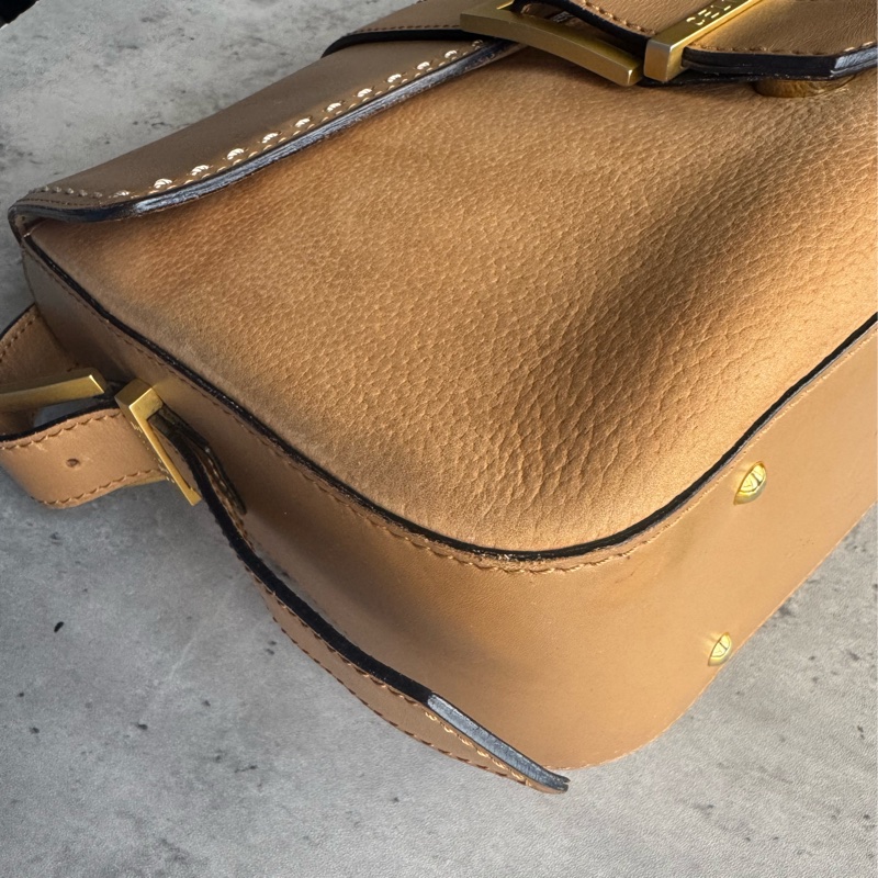 Celine 真皮斜背包 奶茶色 金扣-5