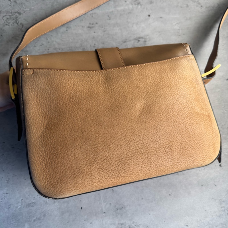Celine 真皮斜背包 奶茶色 金扣-6