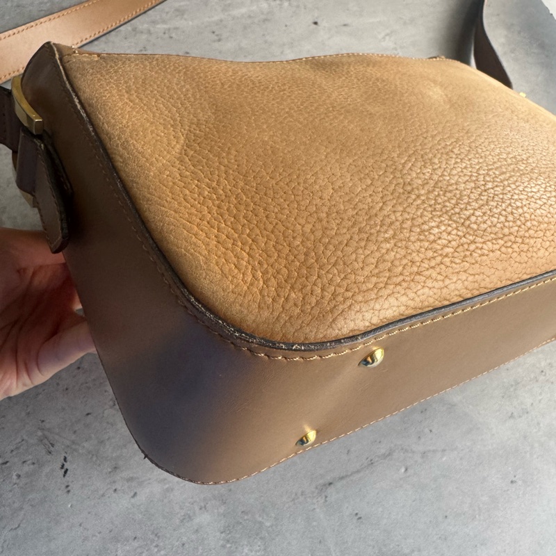 Celine 真皮斜背包 奶茶色 金扣-7