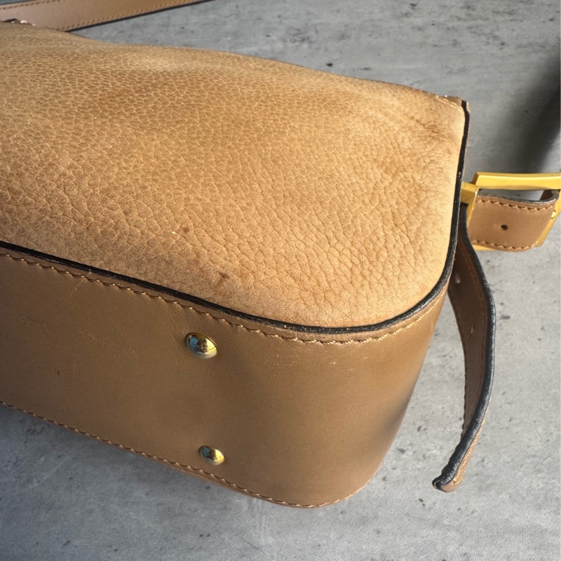 Celine 真皮斜背包 奶茶色 金扣-8