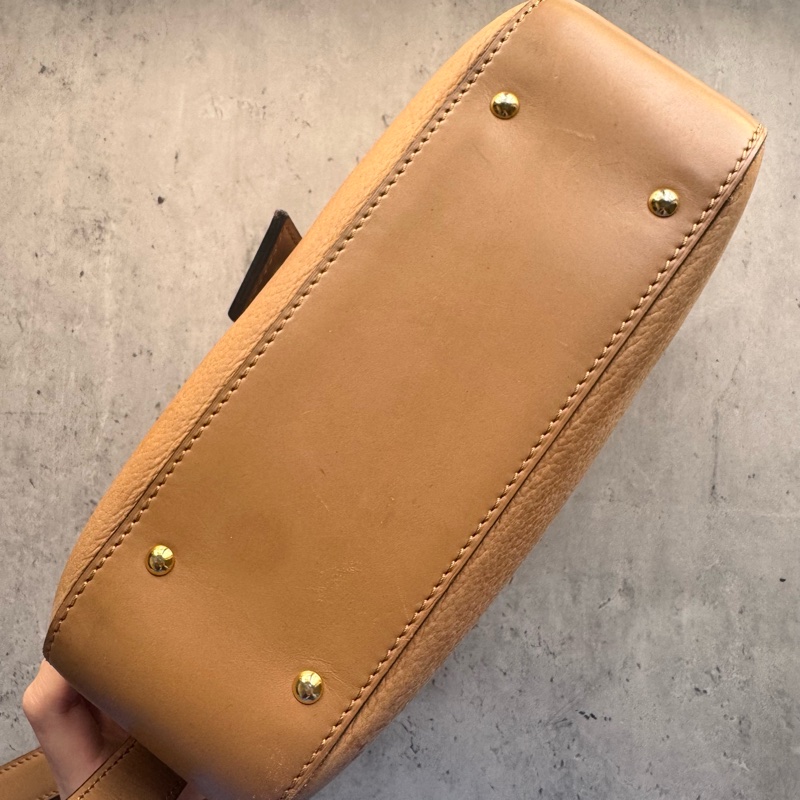 Celine 真皮斜背包 奶茶色 金扣-9