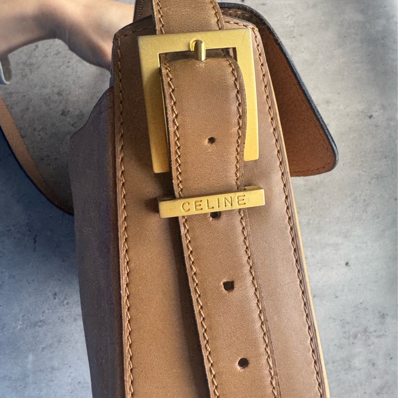 Celine 真皮斜背包 奶茶色 金扣-10