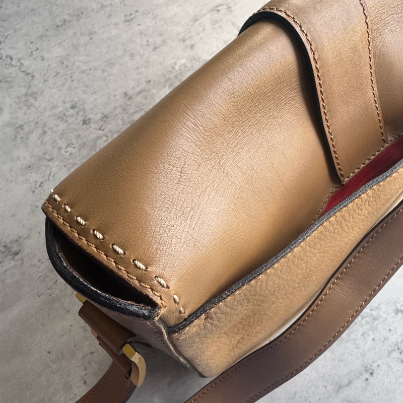 Celine 真皮斜背包 奶茶色 金扣-11