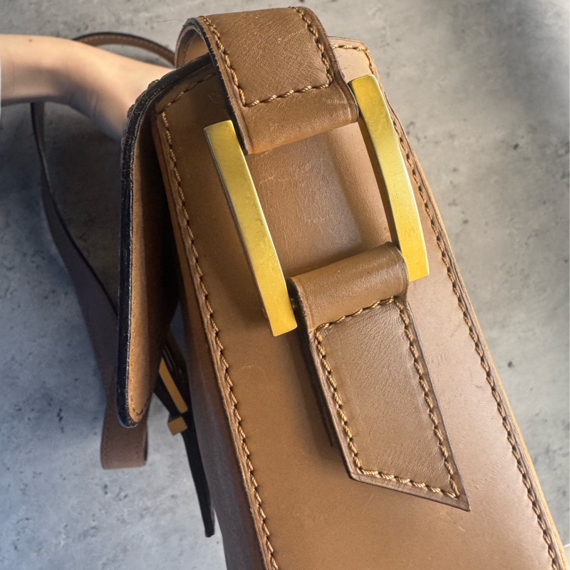 Celine 真皮斜背包 奶茶色 金扣-12