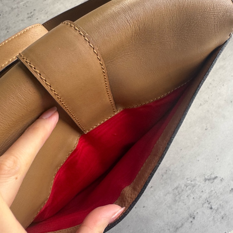 Celine 真皮斜背包 奶茶色 金扣-13