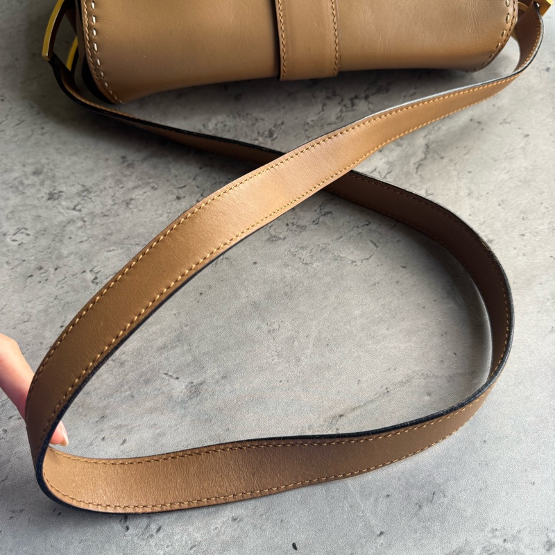 Celine 真皮斜背包 奶茶色 金扣-14