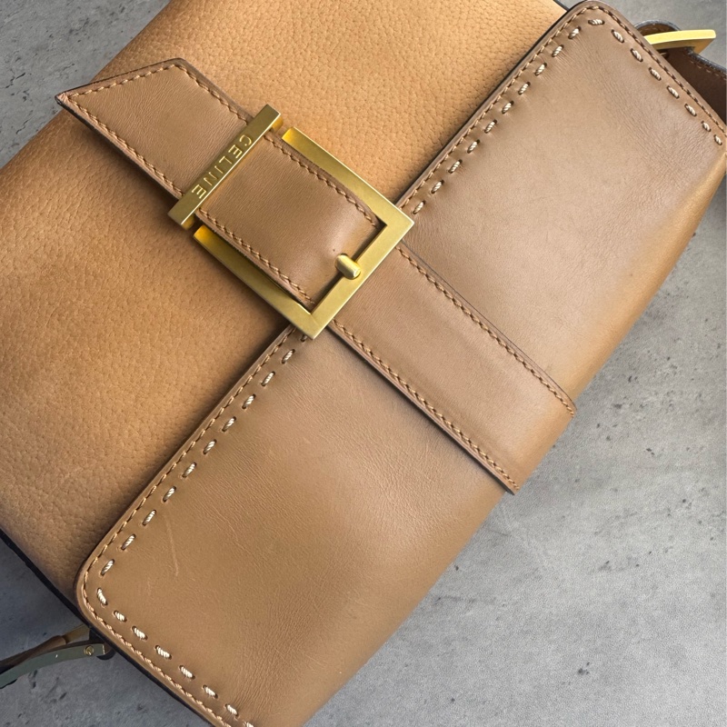 Celine 真皮斜背包 奶茶色 金扣-15