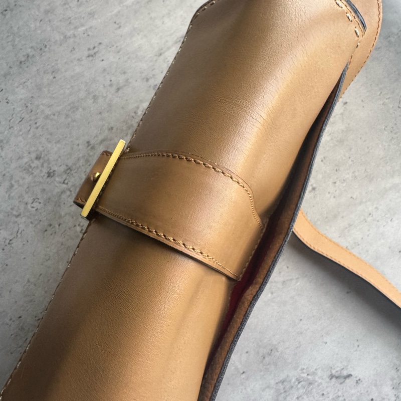 Celine 真皮斜背包 奶茶色 金扣-16