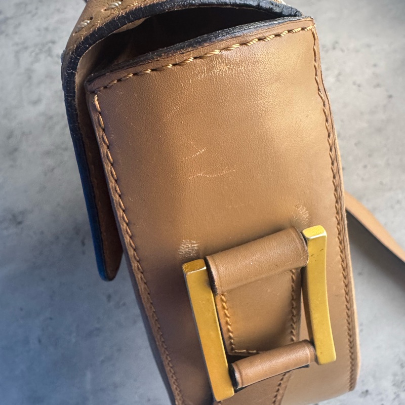 Celine 真皮斜背包 奶茶色 金扣-17