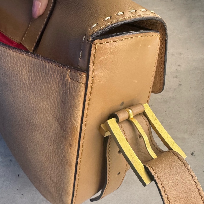 Celine 真皮斜背包 奶茶色 金扣-18