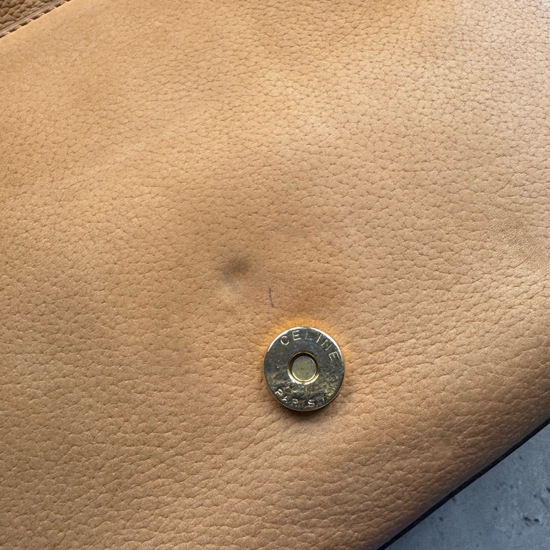 Celine 真皮斜背包 奶茶色 金扣-20