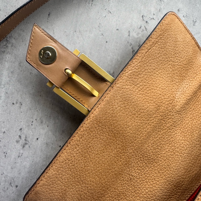Celine 真皮斜背包 奶茶色 金扣-21