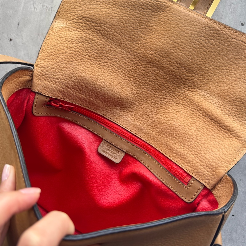 Celine 真皮斜背包 奶茶色 金扣-22