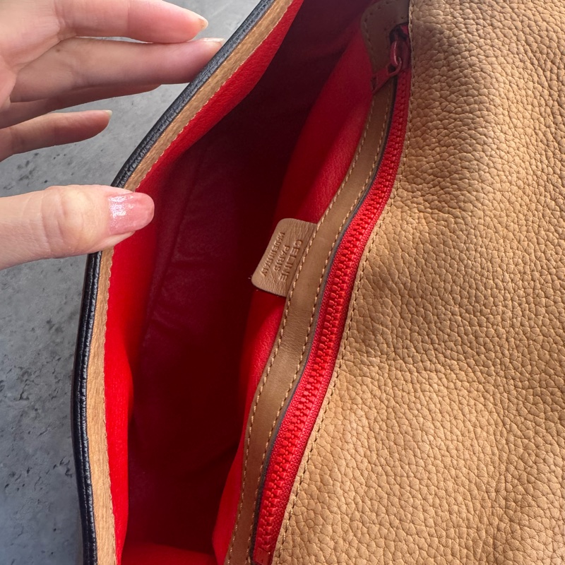 Celine 真皮斜背包 奶茶色 金扣-23