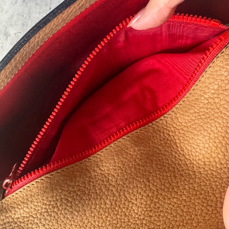 Celine 真皮斜背包 奶茶色 金扣-25