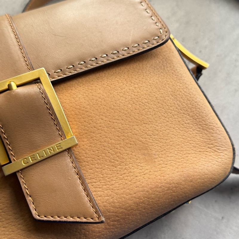 Celine 真皮斜背包 奶茶色 金扣-26