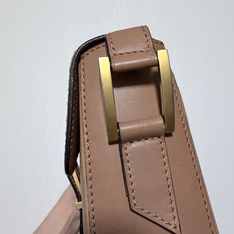 Celine 真皮斜背包 奶茶色 金扣-20