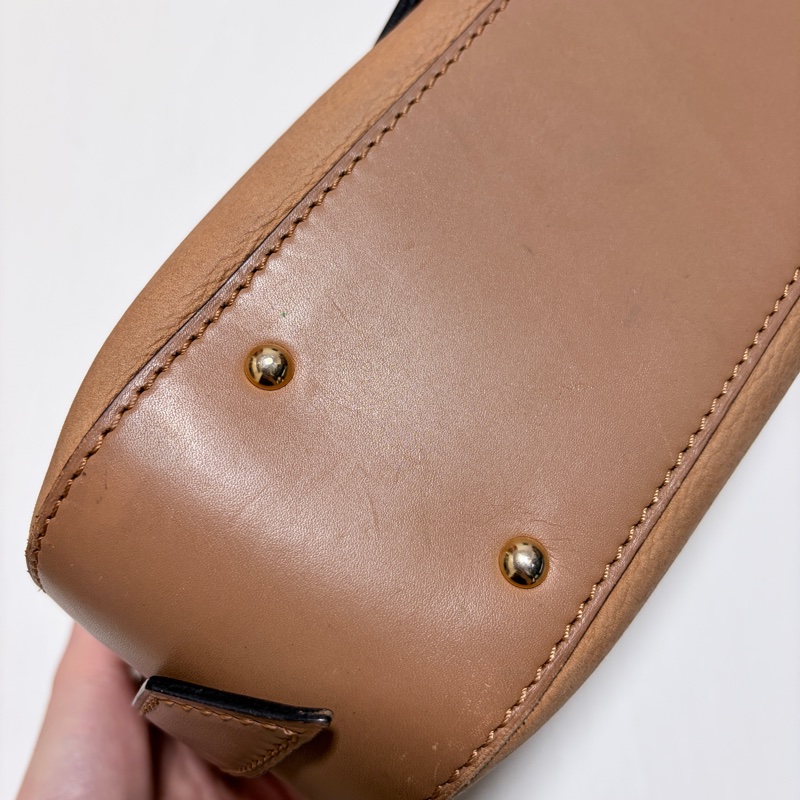 Celine 真皮斜背包 奶茶色 金扣-21