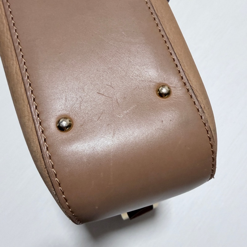 Celine 真皮斜背包 奶茶色 金扣-22