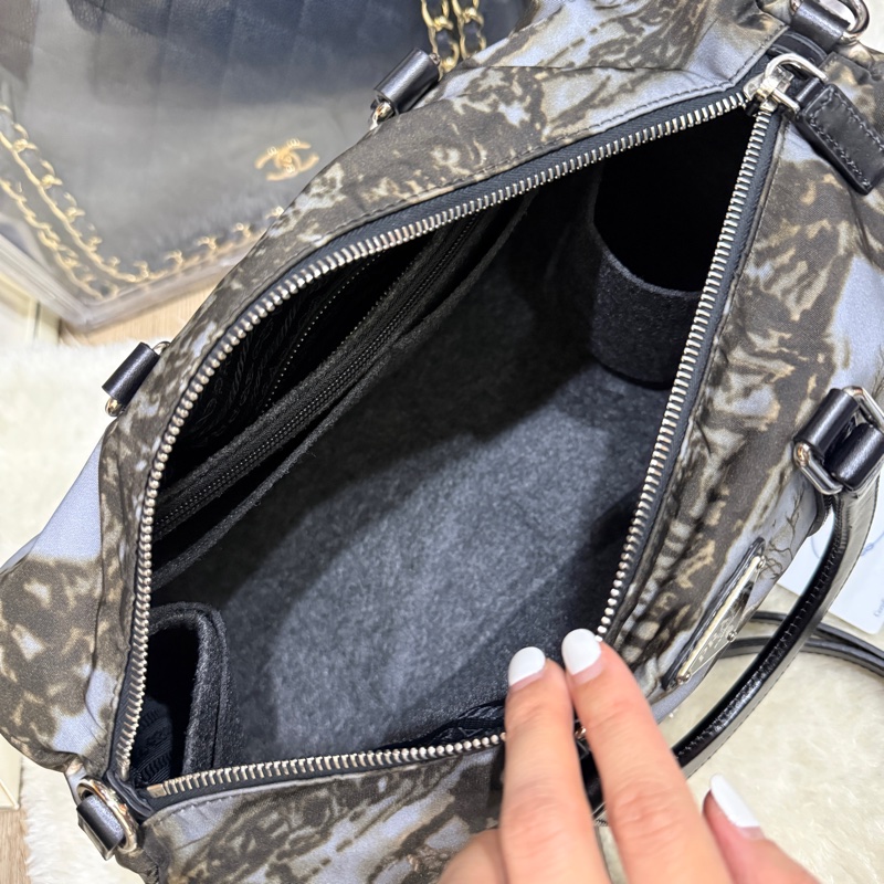 99新✨專櫃款七萬多Prada經典黑色尼龍 藝術系列 防磨防潑水 超輕的降落傘布 斜背包 keep all、speedy、波士頓-33