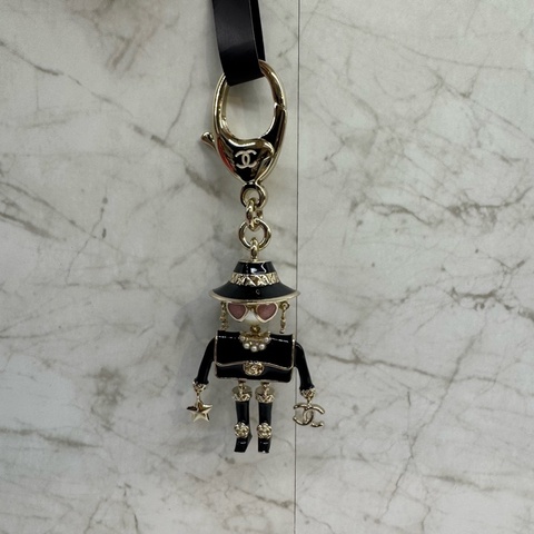 CHANEL黑色人偶粉愛心眼吊飾