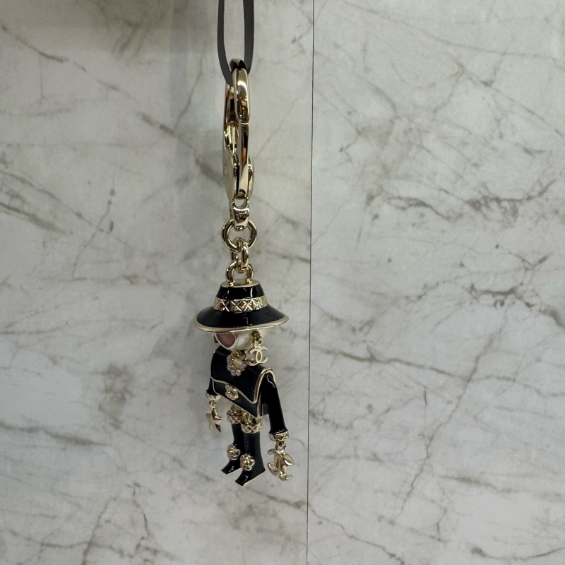 CHANEL黑色人偶粉愛心眼吊飾-1