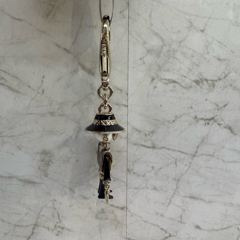 CHANEL黑色人偶粉愛心眼吊飾-2