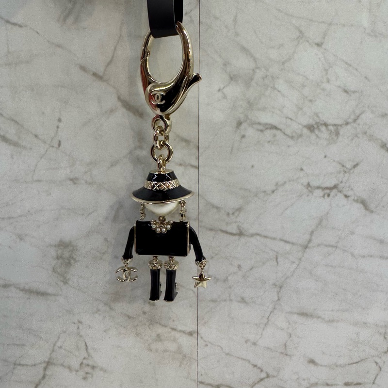 CHANEL黑色人偶粉愛心眼吊飾-3